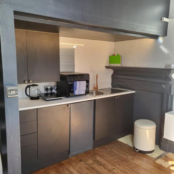 21 Mini Loft Apartment - Great Location - Comfy King Size Bed برايتون المظهر الخارجي الصورة